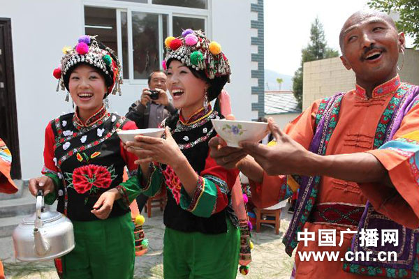 跳菜表演李志刚（右）：有人说我想科比（记者晓兰 摄）