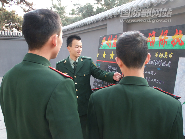 空闲时间里,蔡东桦积极发挥自身专业的优势,给战士们“上一课”。