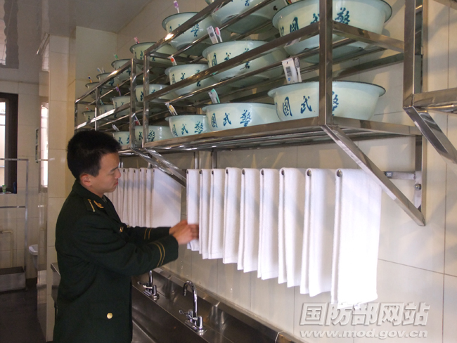 每一个细节都不能放过,毛巾的整理也要一丝不苟。