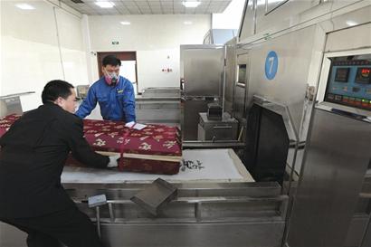 殡仪馆工作那些事漫画_殡仪馆工作人员收入(2)