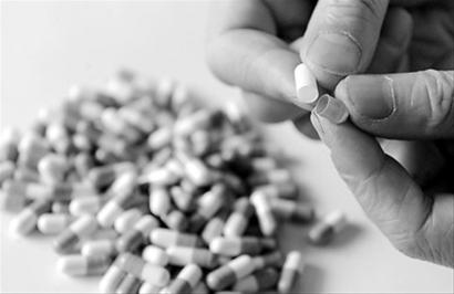 皮革胶囊引发市民恐慌 盲目剥壳服药或致胃出