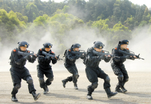 4月3日,武警宜春市支队特战分队队员在市郊某地进行带实战背景的