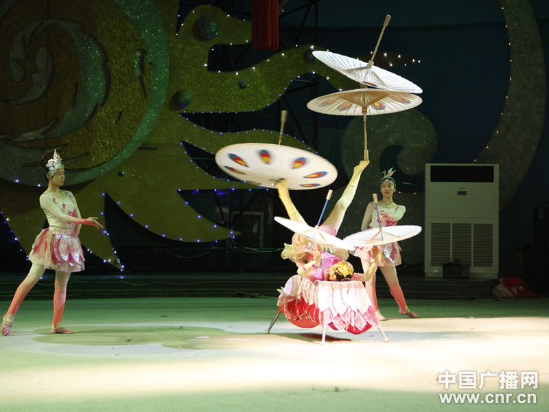 杂技演员表演“登伞”