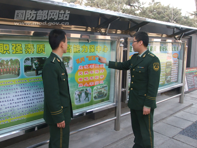 指导员向蔡东桦讲解礼兵“四不”精神,实际上,每一种精神背后都是一个感人至深的故事。