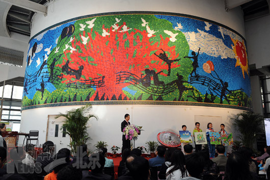 北京中小学生拼出巨型环保主题瓶盖拼图(图)