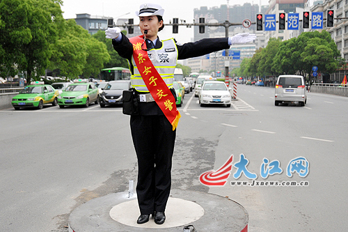 瞧! 上海浦东女交警南昌街头执勤(图)