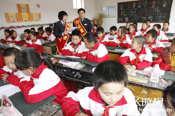 税收宣传进校园。长城网通讯员 张素朴 摄