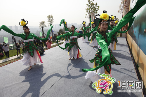 “九州清明，龙人传承”2012年清明文化节暨公祭文化活动中的歌舞表演《清明上河图》记者 李文科 摄