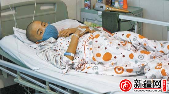 16日,在自治区人民医院儿科病房,刚刚做完骨髓穿刺的段依超躺在病床上