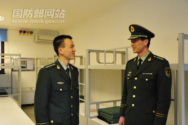 中队长徐海涛欢迎蔡东桦的到来。