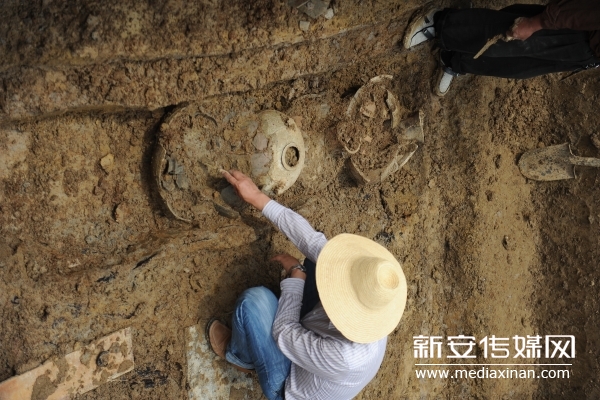 合肥北郊西汉古墓挖掘续:又发现铜镜等文物