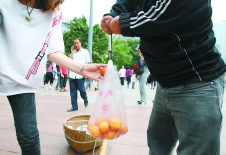 熊维博在为顾客称水果