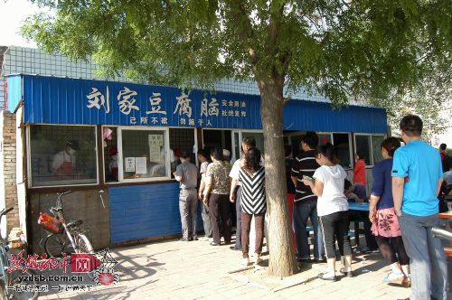 市民排队购买“良心油条”。