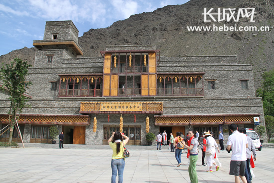 桃坪羌寨游客接待中心。长城网 赵晓慧 摄
