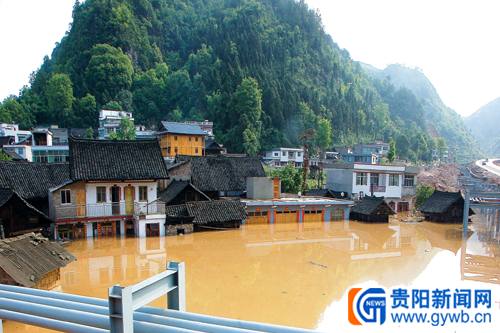 凯里:洪水夜袭村庄淹没十栋民宅 幸无一伤亡