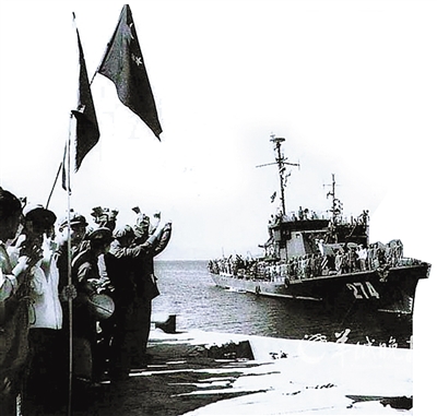 ?我军战舰274号回港时受到热烈欢迎。