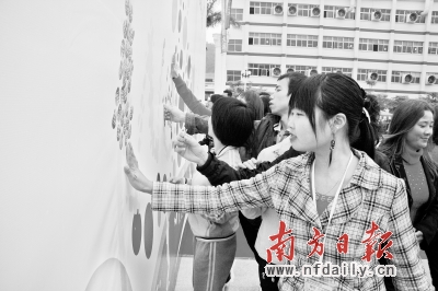 工会与广大职工心贴心、面对面,通过关爱帮扶、素质提升等维护职工利益。