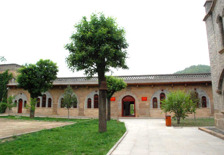 “鲁艺”院内的校钟