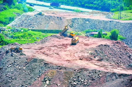 北部新区:小区旁是建筑渣场 扬尘漫天影响居民