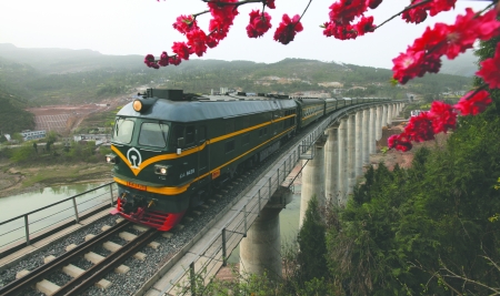 巴中对开夜班火车