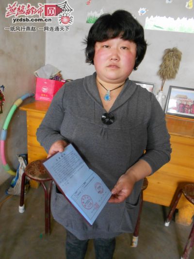 赵灿拿着户口本说，就在盐山扎根了。