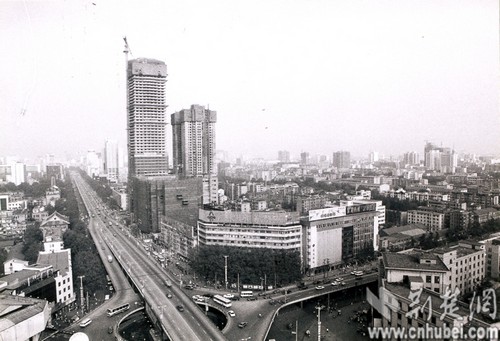 组图:武汉明星高楼 讲30年改革变化