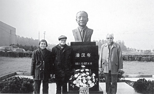 王征明（右1）在宜兴潘汉年铜像前（2000年11月）