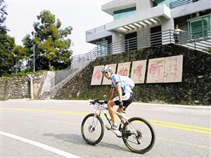 骑着自行车行走在盘山公路的驴友说期待早日能开辟专门的绿道。