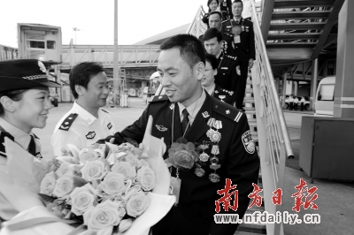 部分受表彰的公安民警从北京载誉归来。景国民 摄