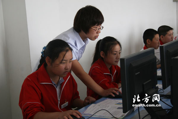 静海县模范学校的学生在上信息课