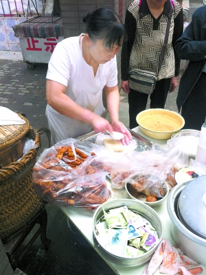 范敏华正在制作糯米团子。?记者?王秋思?摄