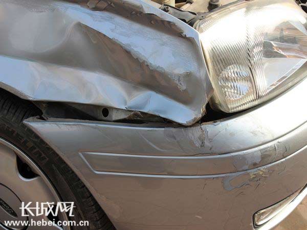 石家庄体育大街与槐北路交通事故 因行人抢道