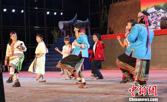 图为台湾原住民代表教佤族兄弟跳布农族舞蹈。 苏辉 摄