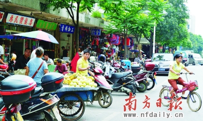 路边到处摆买的小商贩影响了城区面貌。