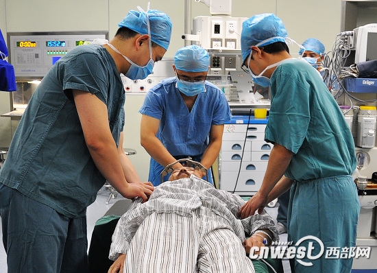 患者被扶上手术台,即将开始手术.