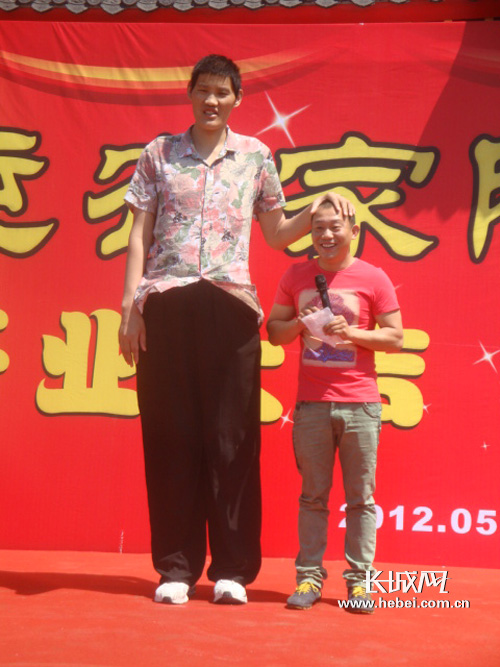 世界第一巨人赵亮成农家院形象大使(图)