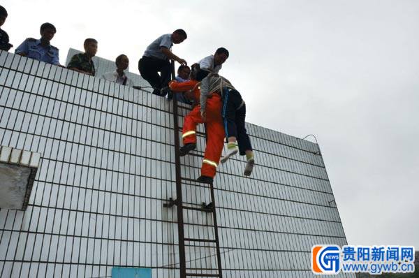 遵义一女子轻生 生死瞬间消防拽住跳楼女