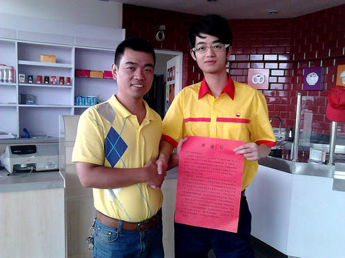 中石油福州盟顺加油站员工拾2万元现金归还失