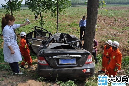 比亚迪轿车失控撞上树3人受伤后排乘客双腿卡车里