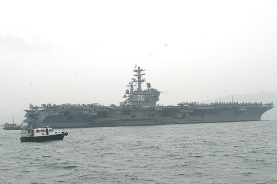 美国第7舰队、编号为76的罗纳德·里根号核动力航空母舰,2006年6月10日上午率领护卫的战斗舰群抵达香港西部海域,作例行停泊。