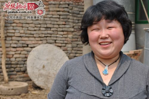 朴实女孩赵灿笑起来甜甜的。