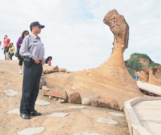 防游客攀爬 台<em>警察</em>入驻野柳公园护卫<em>女王</em>头(图