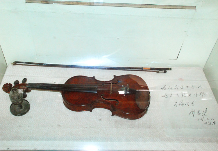 音乐系原来用的小提琴 旁边有周恩来写给冼星海的字——为抗战谱出怒吼，为大众谱出呼声。