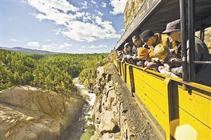 蒸汽窄轨火车在安尼马斯河上面穿越历史。