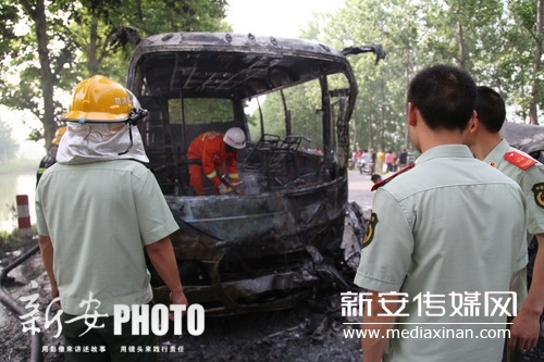 凤阳县面包车与中巴车相撞起火 致3人死亡15人