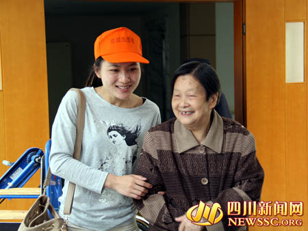 成都高新区志愿者每月定期敬老助残