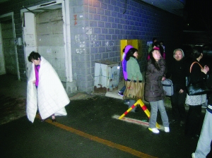 披着棉被跑出室外的居民