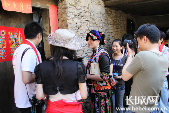 老寨的门锁吸引了众多记者的注意力。长城网 赵晓慧 摄