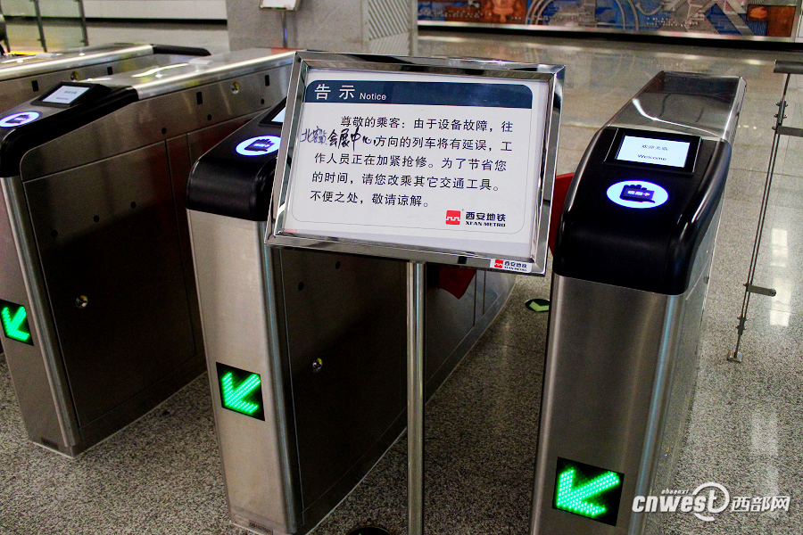 西安地铁2号线因设备故障大面积延误。记者 贺桐 摄