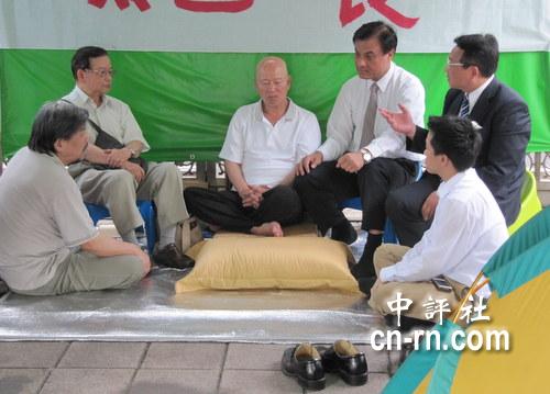 组图:许信良绝食第4天 民进党派纠察队照料_台